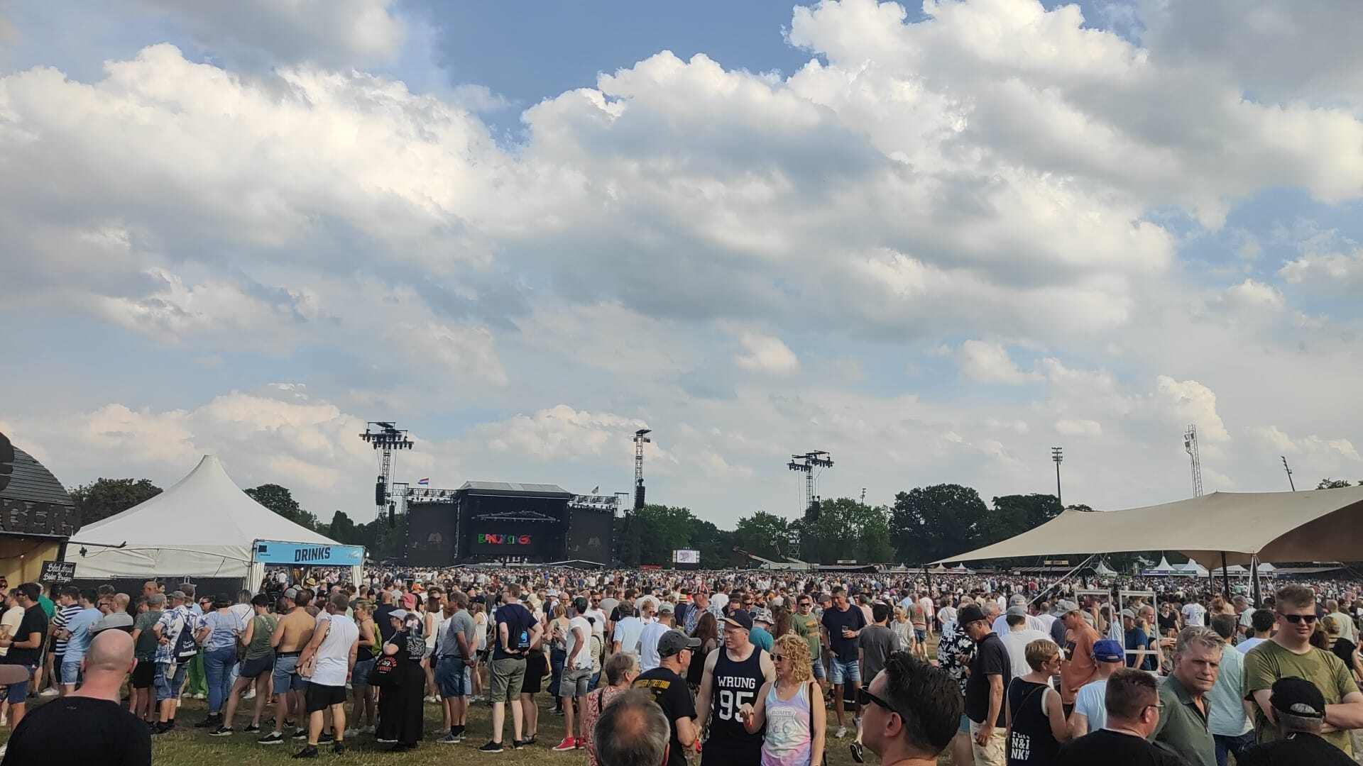 Toenemende bewolking boven het Goffertpark. Voorbode van onweer of niets aan de hand? (foto Michiel Severin)