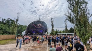 Bewolkt maar warm weer tijdens een festival