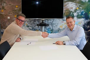 De ondertekening van het contract tussen Menno Bom en Jacob Rasmussen.