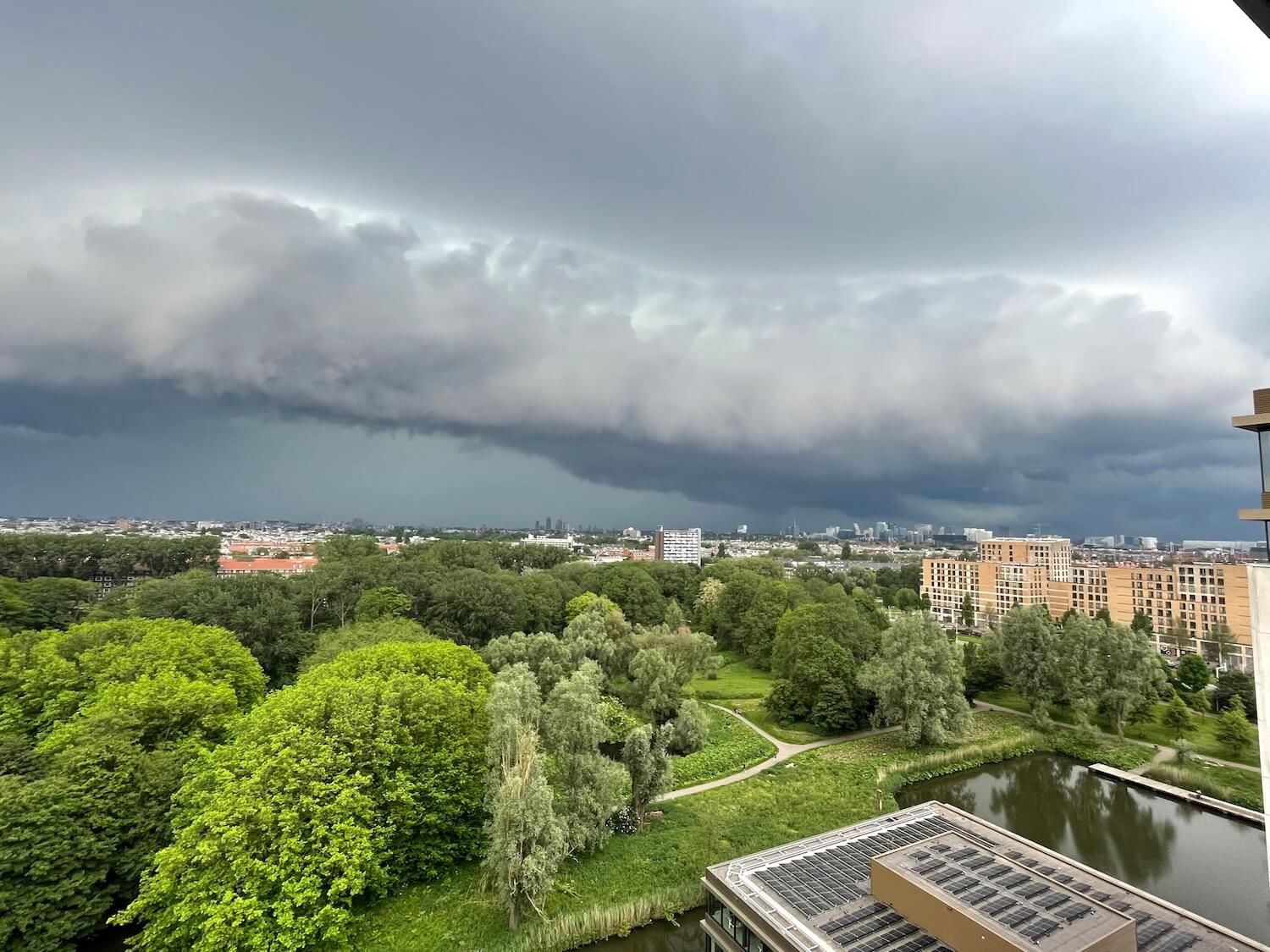 donkere wolken boven park