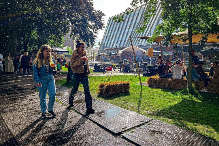 Regenbui tijdens festiva